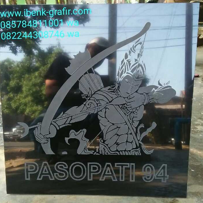 Grafir foto dari bahan kaca