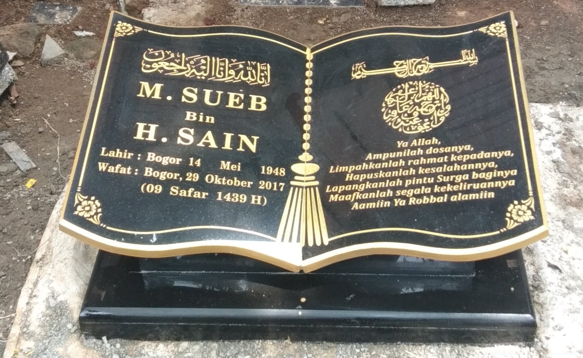 plakat nisan motif buku