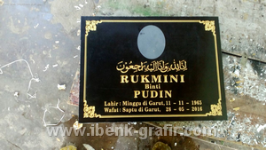 lempengan nisan 13