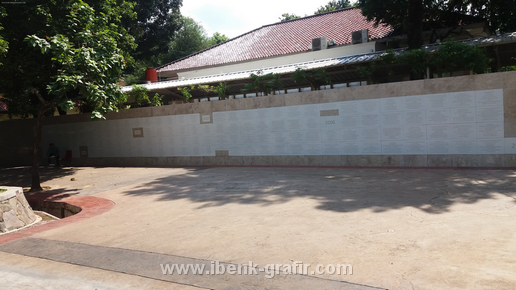 Grafir Dinding (Tembok abadi Taman Makam Pahlawan)