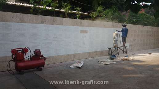 Grafir Dinding (Tembok abadi Taman Makam Pahlawan)