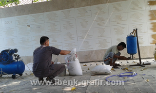 Grafir Dinding (Tembok abadi Taman Makam Pahlawan)