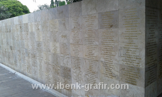 Grafir Dinding (Tembok abadi Taman Makam Pahlawan)
